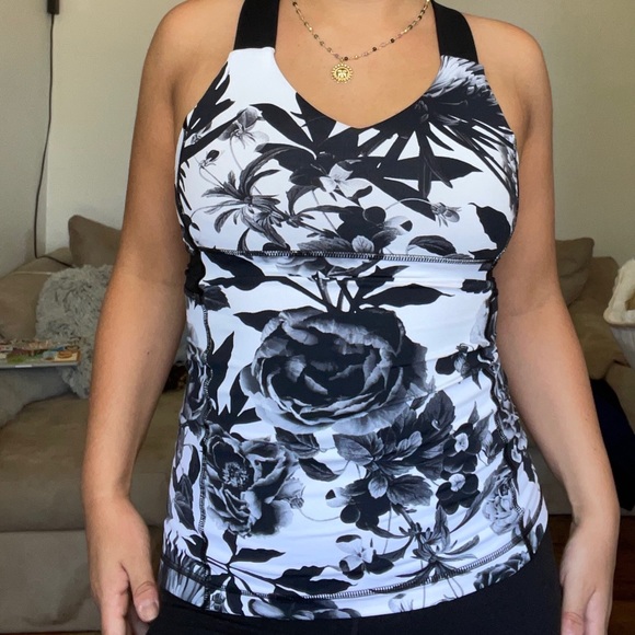 Lululemon workout top size 4 - Picture 2 of 4